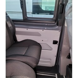 Rangement dans une porte latérale coulissante